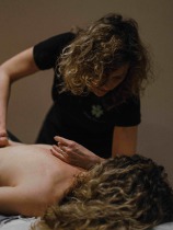 le deep tissue est une méthode de relâchement articulo- musculaire visant à réduire tensions et douleurs. il améliore la souplesse et augmente la vitalité. c'est une technique de massage myofasciale qui traite les muscles et le tissu conjonctif. convient